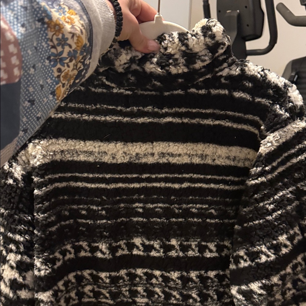 Cozy Black and orange womens Pullover sherpa - Picture 7 of 8